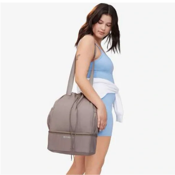 Beyond Yoga Gym Bag - Black Convertible Tote or Backpack w/ Shoe Compartment NWT - Picture 9 of 13